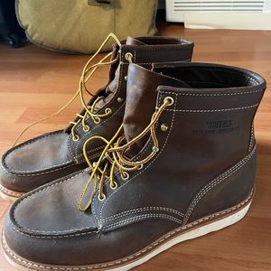 Perry White’s 6 inch moc. Size 13 fits more like a size 14. Like new condition.